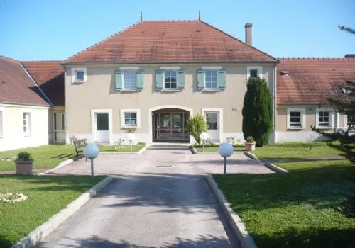 Le Cèdre un Ehpad exploité par Emeis à Treigny-Perreuse-Sainte-Colombe