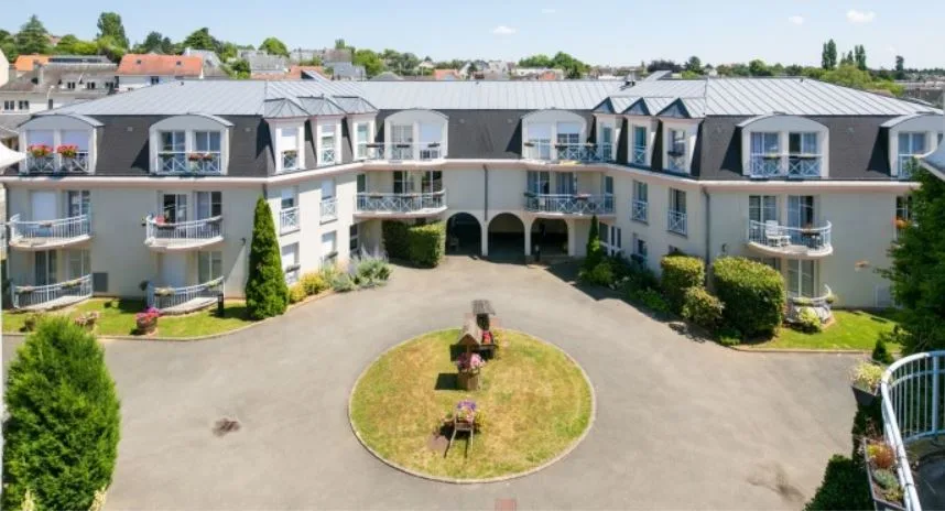 Le Parc Saint-Charles un Ehpad à la revente exploité par LNA Santé (Le Noble Age) à Chartres