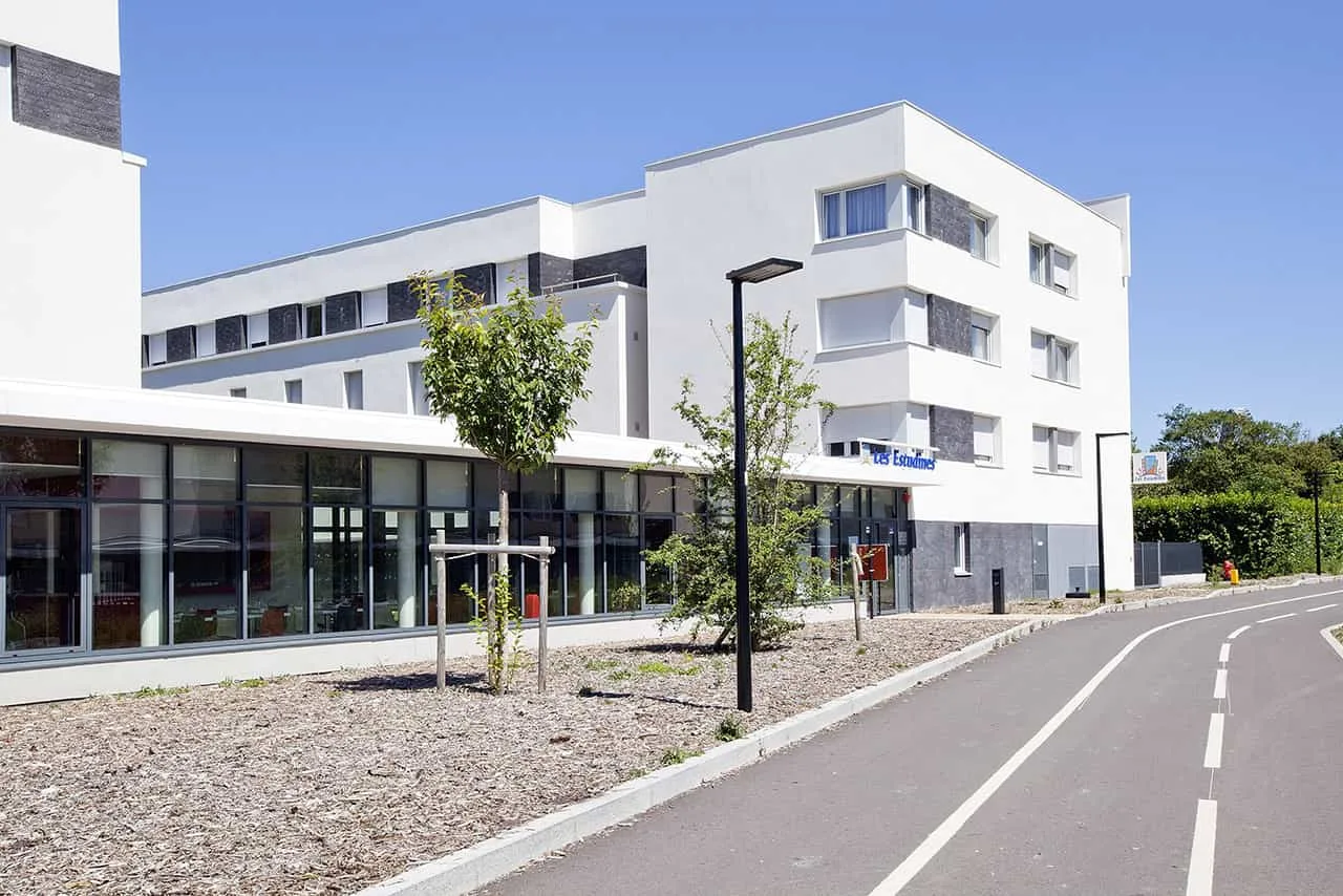 Saint-Quentin-en-Yvelines  une résidence étudiante exploitée par Les Estudines (Réside études) à Montigny-le-Bretonneux, 