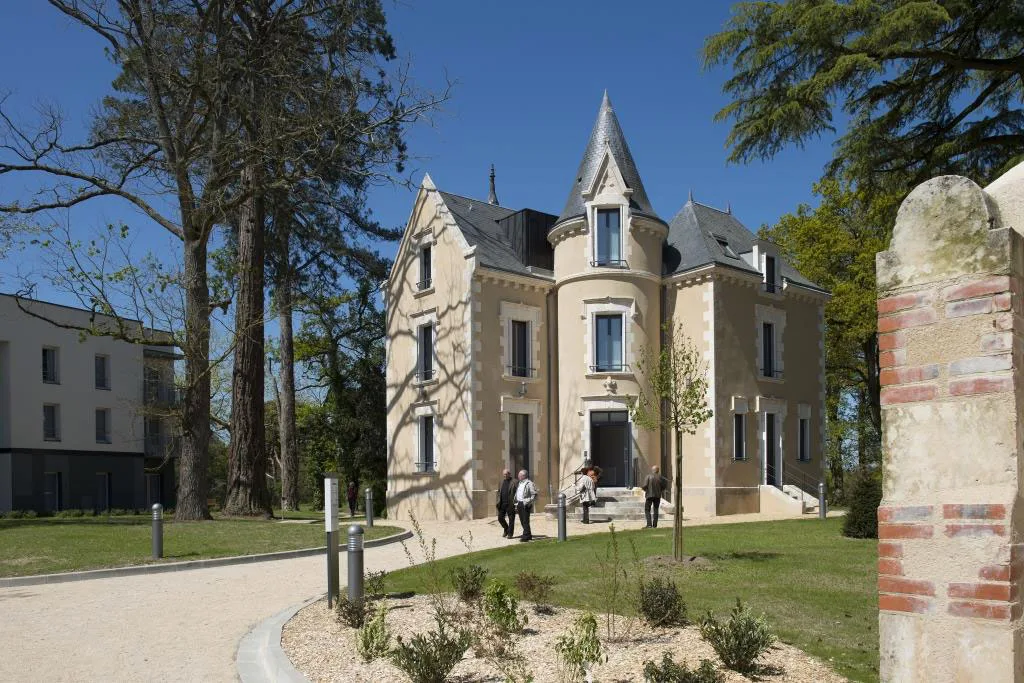 Le Château des Plans une résidence seniors à la revente exploitée par Domitys à Parthenay