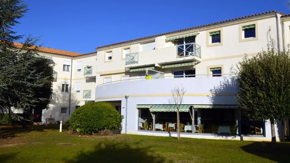 Le Clos du Cèdre une résidence seniors à la revente exploitée par Domitys à Dompierre-sur-Mer