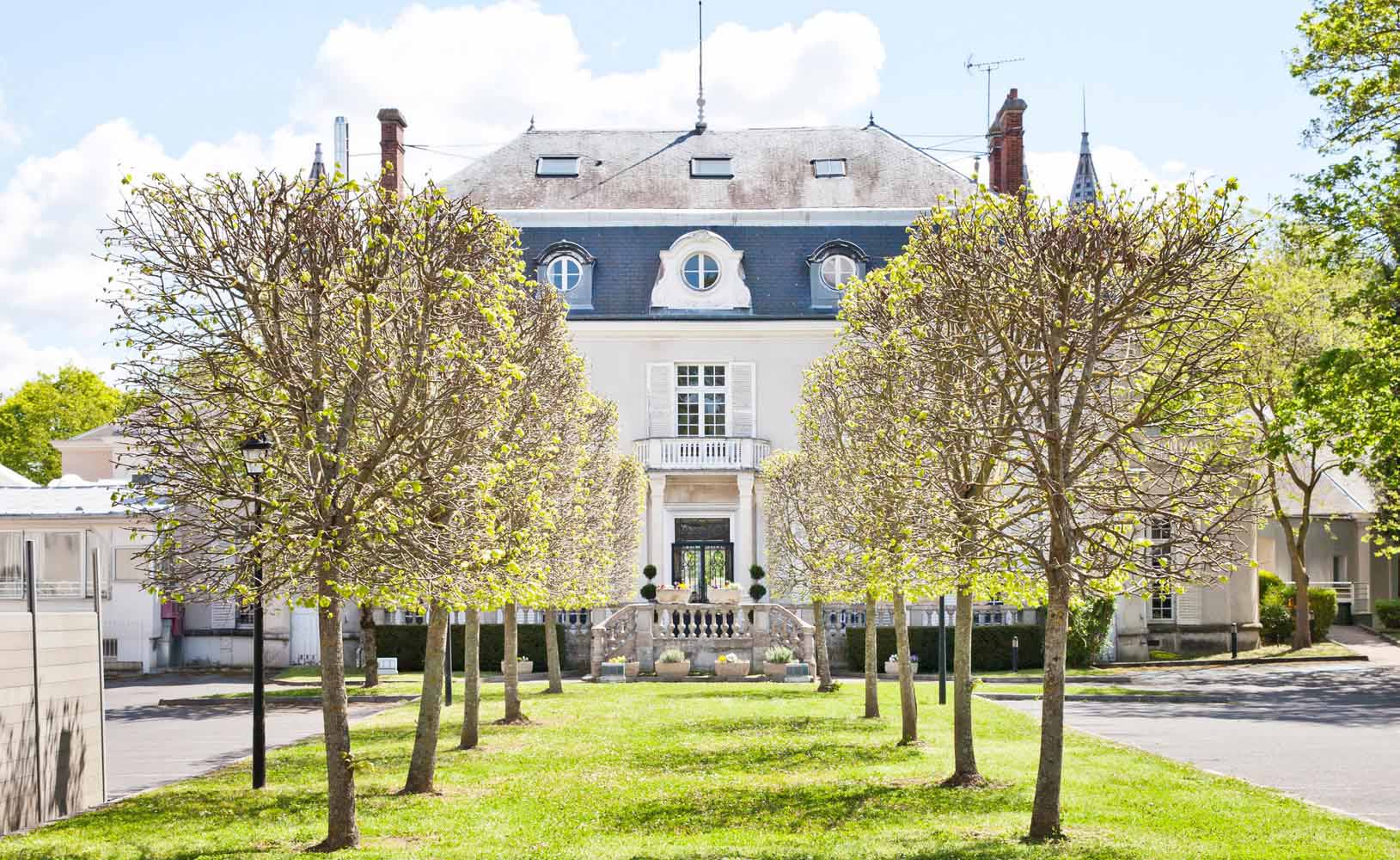 Le Château de Louche un Ehpad exploité par Château de Louche à Annet-sur-Marne 