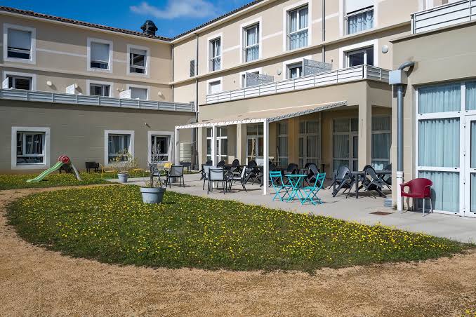 La Maison des Buis un Ehpad à la revente exploité par Colisee à Grane