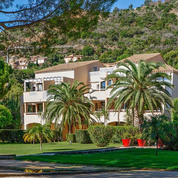 L'Anse de Pramousquier une résidence Tourisme exploitée par Pierre & Vacances - Center Parcs à Le Lavandou