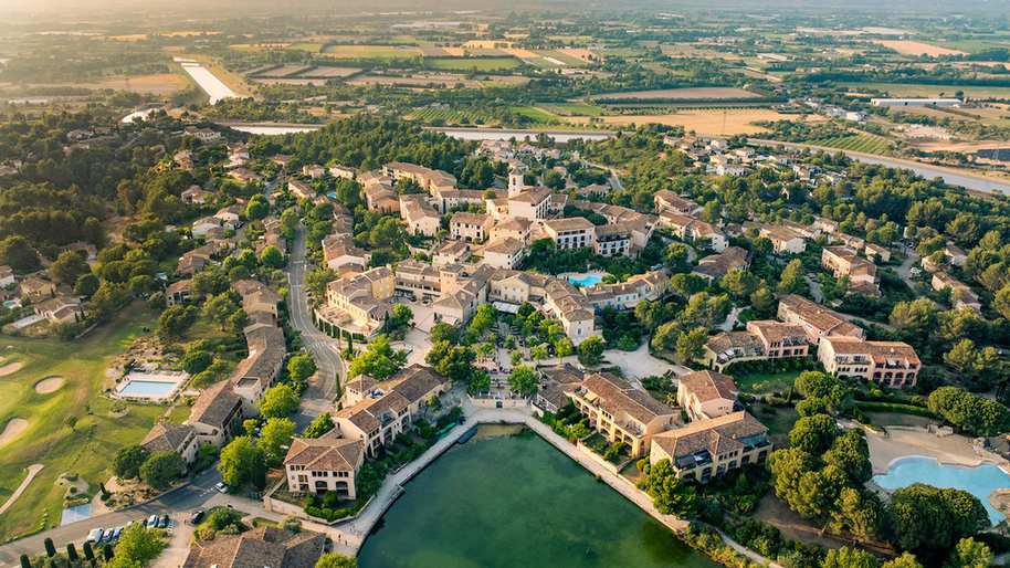 Village Pont-Royal en Provence une Résidence Tourisme exploitée par Pierre & Vacances - Center Parcs à Mallemort 